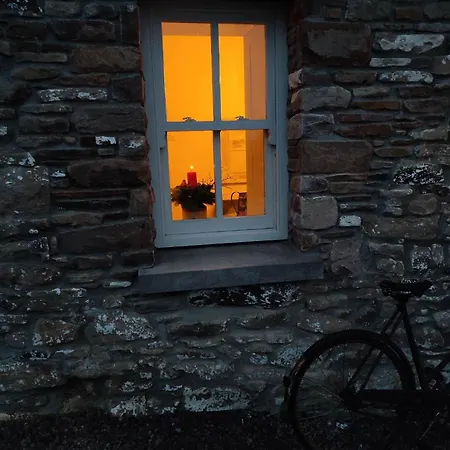 The Old House At Belfield * ترالي